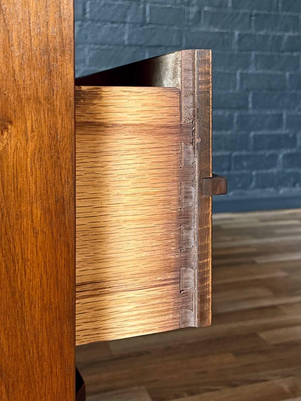 Nouvellement repeint - Mid-Century Modern Sculpted Walnut 3-Drawer Dresser (Commode à 3 tiroirs en noyer sculpté) en vente 5