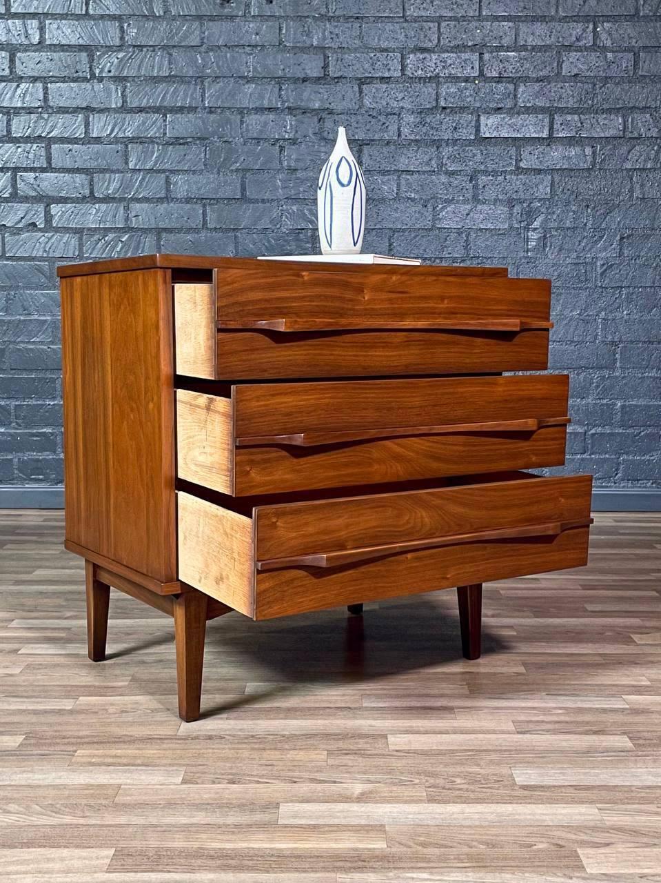 Nouvellement repeint - Mid-Century Modern Sculpted Walnut 3-Drawer Dresser (Commode à 3 tiroirs en noyer sculpté) Excellent état - En vente à Los Angeles, CA