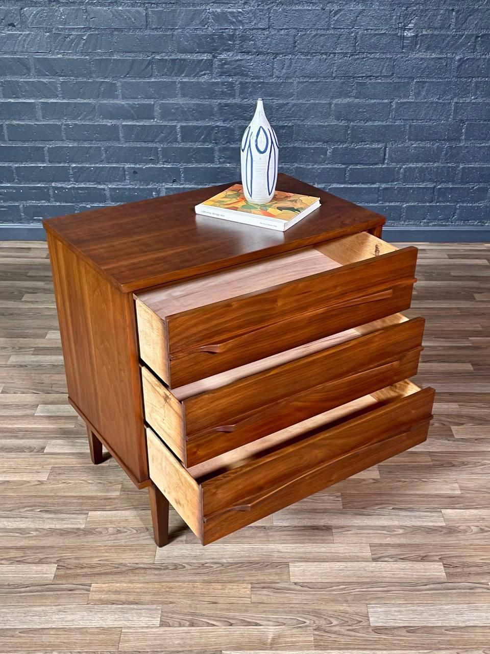 Milieu du XXe siècle Nouvellement repeint - Mid-Century Modern Sculpted Walnut 3-Drawer Dresser (Commode à 3 tiroirs en noyer sculpté) en vente