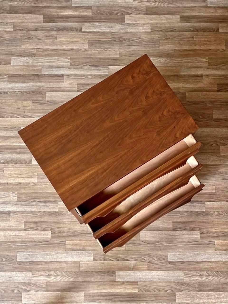 Noyer Nouvellement repeint - Mid-Century Modern Sculpted Walnut 3-Drawer Dresser (Commode à 3 tiroirs en noyer sculpt�é) en vente