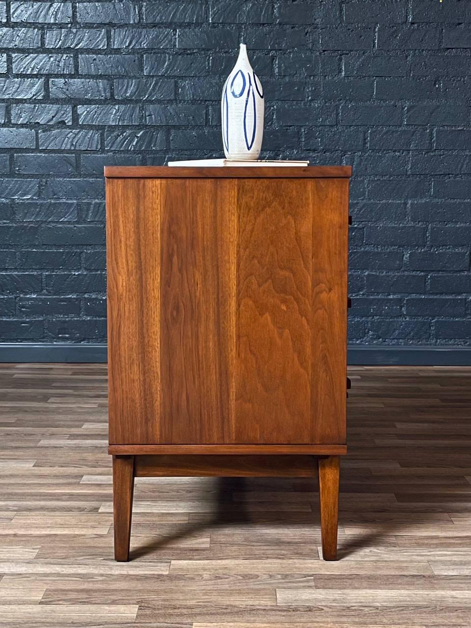 Nouvellement repeint - Mid-Century Modern Sculpted Walnut 3-Drawer Dresser (Commode à 3 tiroirs en noyer sculpté) en vente 1