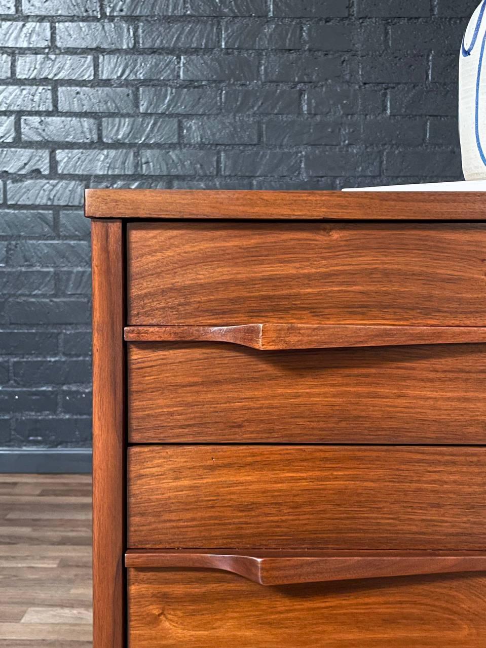 Nouvellement repeint - Mid-Century Modern Sculpted Walnut 3-Drawer Dresser (Commode à 3 tiroirs en noyer sculpté) en vente 2