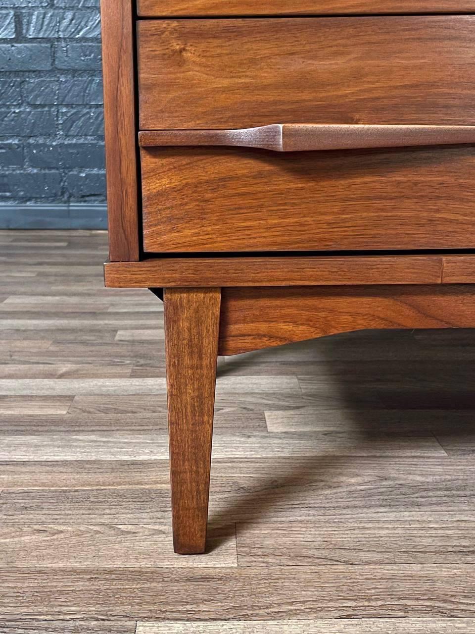 Nouvellement repeint - Mid-Century Modern Sculpted Walnut 3-Drawer Dresser (Commode à 3 tiroirs en noyer sculpté) en vente 3