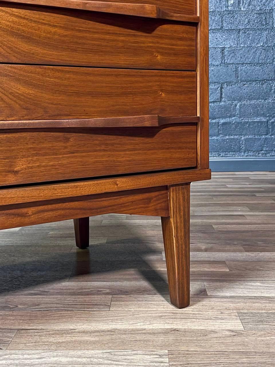 Nouvellement repeint - Mid-Century Modern Sculpted Walnut 3-Drawer Dresser (Commode à 3 tiroirs en noyer sculpté) en vente 4
