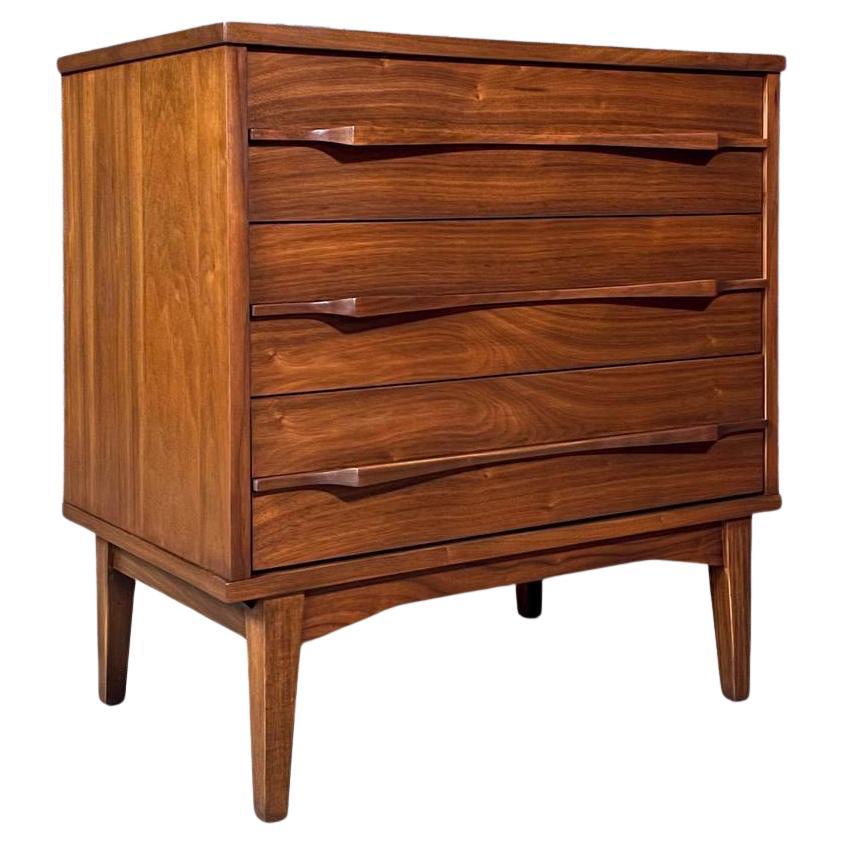 Nouvellement repeint - Mid-Century Modern Sculpted Walnut 3-Drawer Dresser (Commode à 3 tiroirs en noyer sculpté)