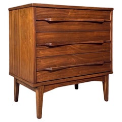 Nouvellement repeint - Mid-Century Modern Sculpted Walnut 3-Drawer Dresser (Commode à 3 tiroirs en noyer sculpté)