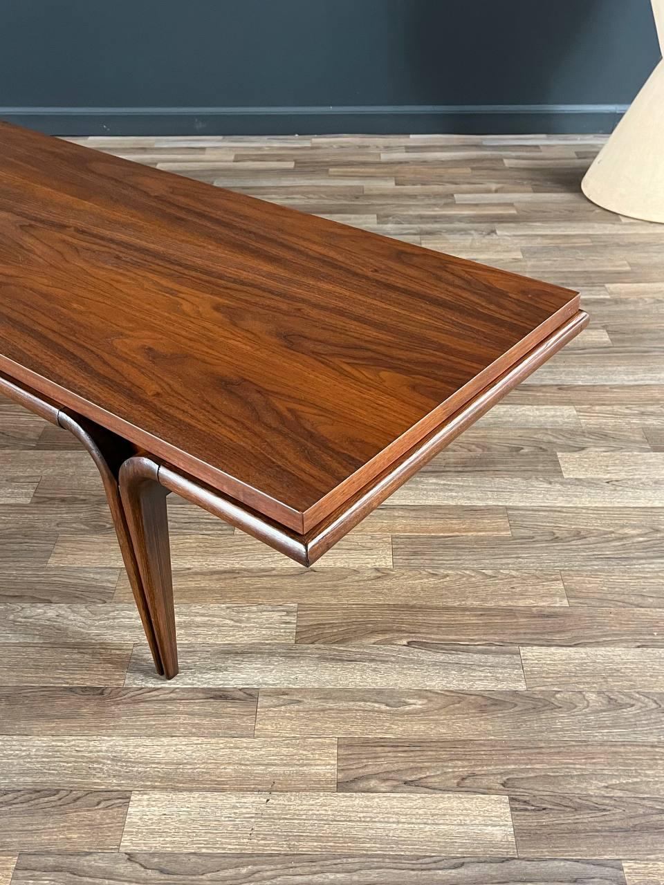 Table basse sculptée mi-siècle moderne, nouvellement rénovée en vente 3