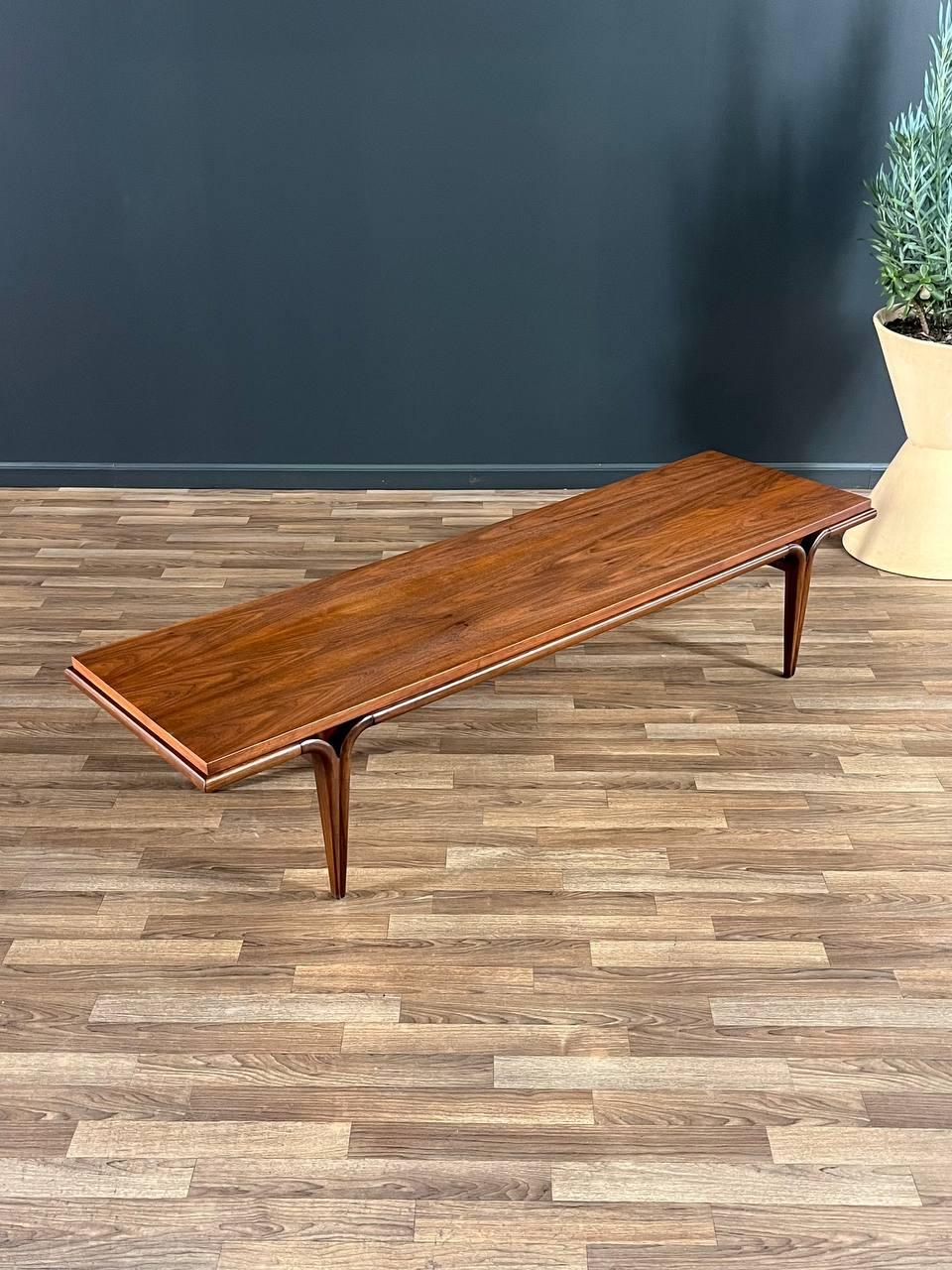 Mid-Century Modern Table basse sculptée mi-siècle moderne, nouvellement rénovée en vente