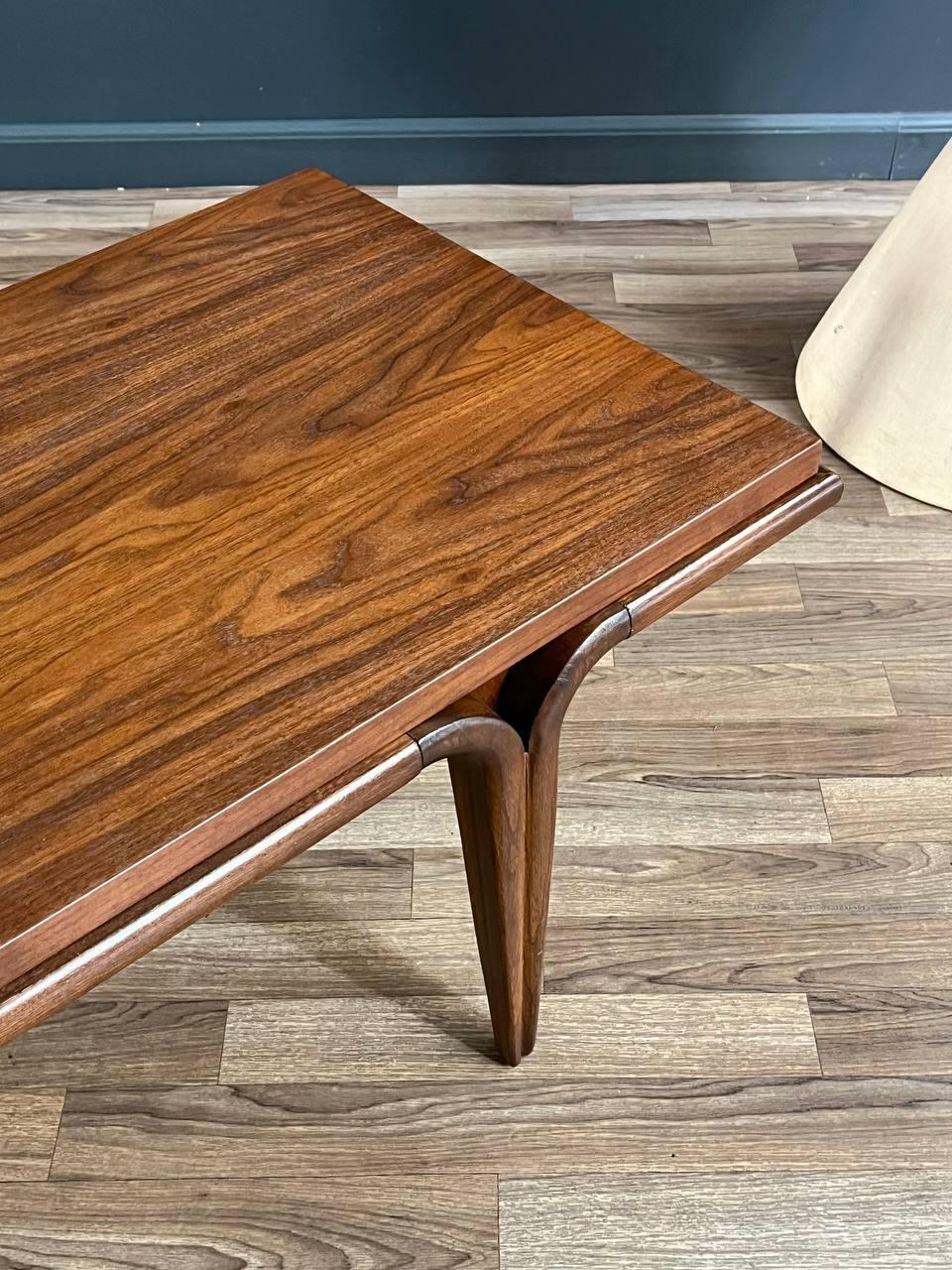 Américain Table basse sculptée mi-siècle moderne, nouvellement rénovée en vente