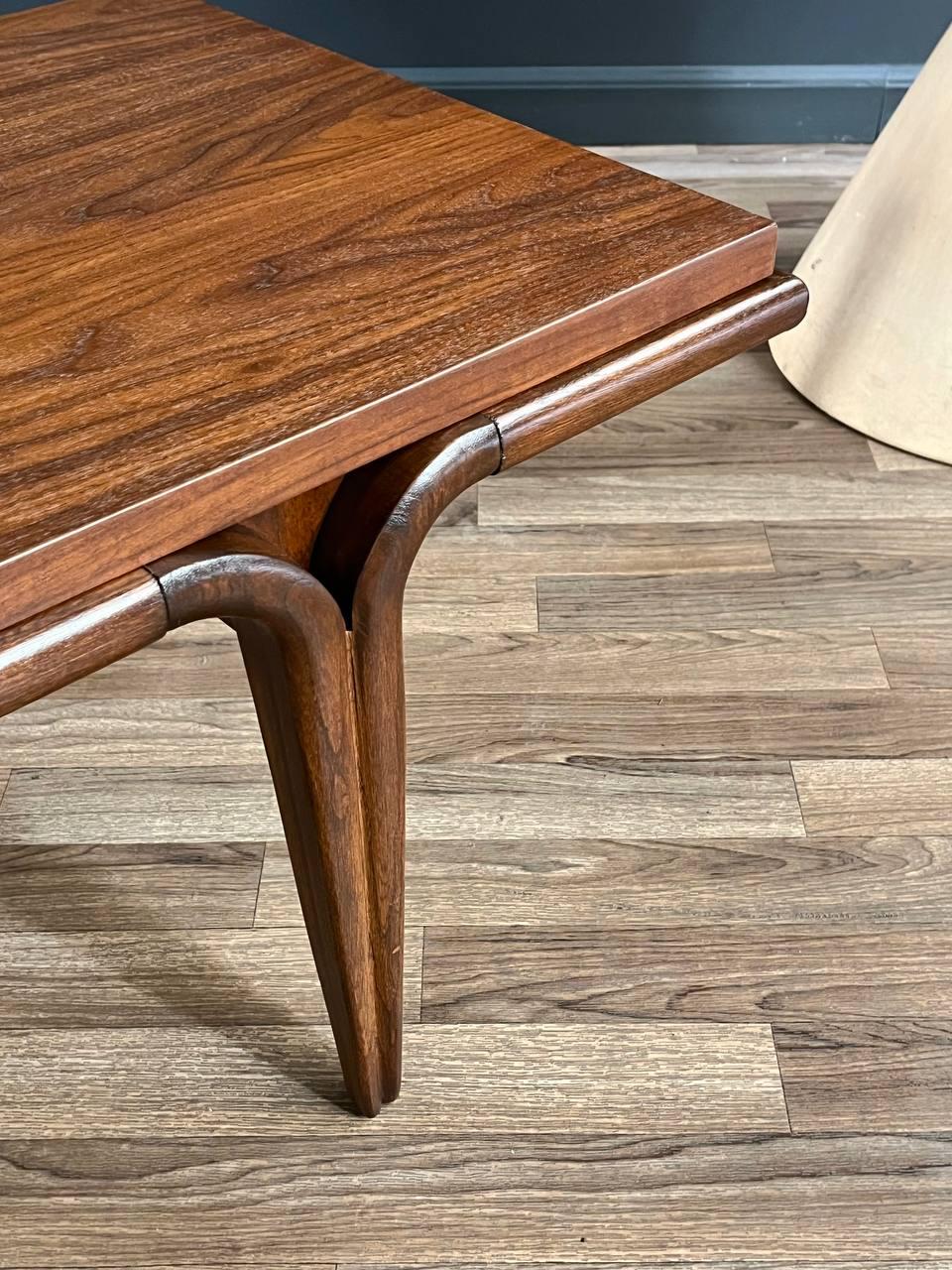 Table basse sculptée mi-siècle moderne, nouvellement rénovée Excellent état - En vente à Los Angeles, CA