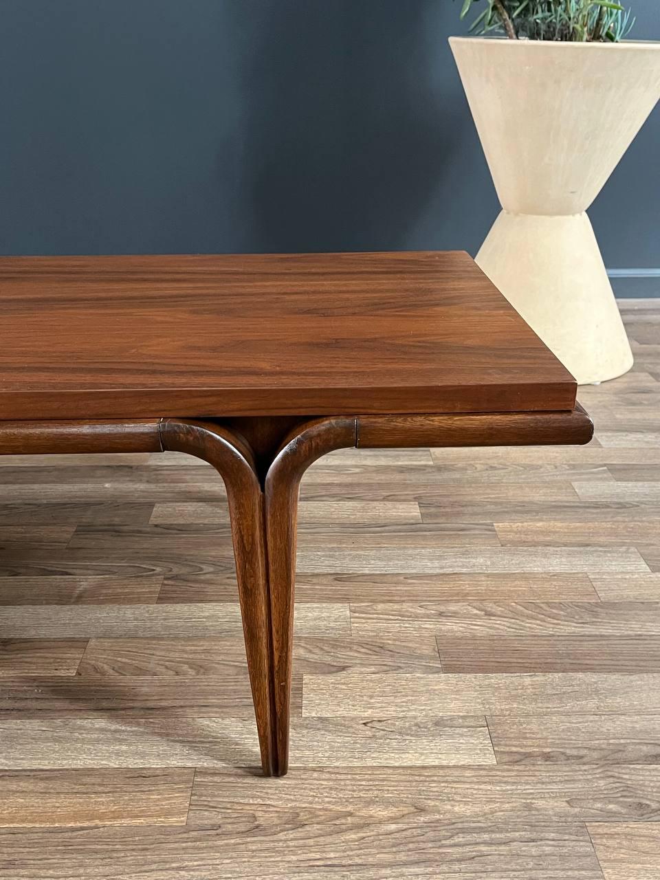 Milieu du XXe siècle Table basse sculptée mi-siècle moderne, nouvellement rénovée en vente
