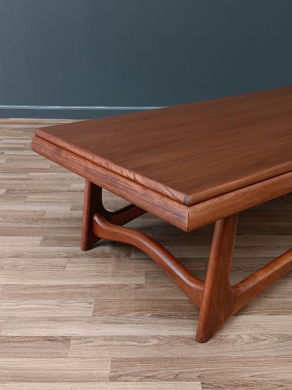 Noyer Table basse sculptée mi-siècle moderne, nouvellement rénovée en vente