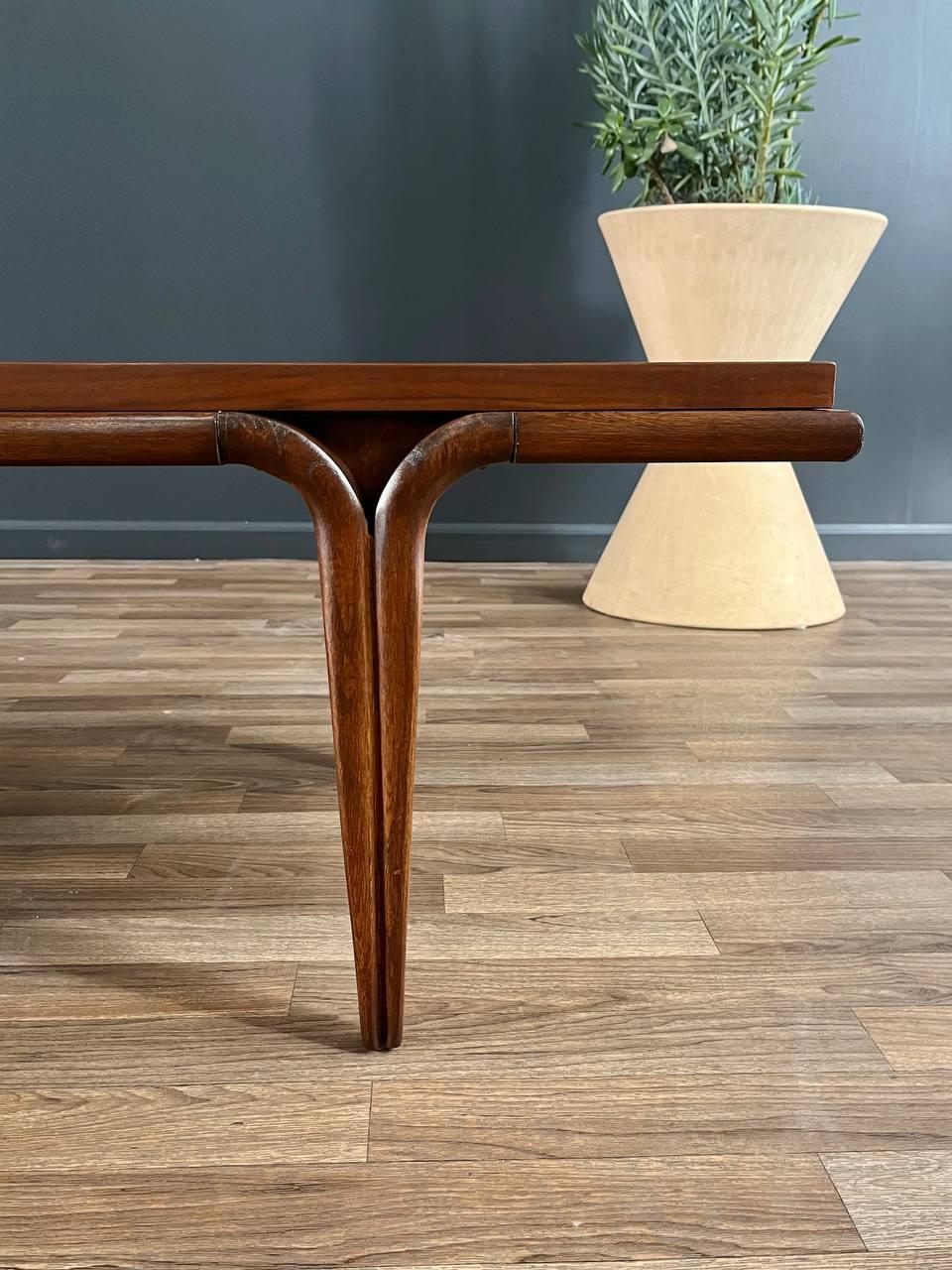Noyer Table basse sculptée mi-siècle moderne, nouvellement rénovée en vente