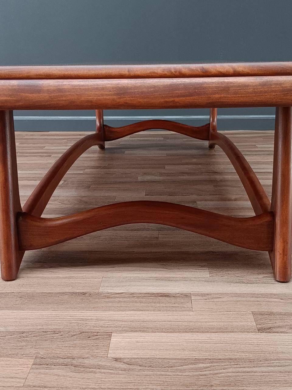 Table basse sculptée mi-siècle moderne, nouvellement rénovée en vente 1