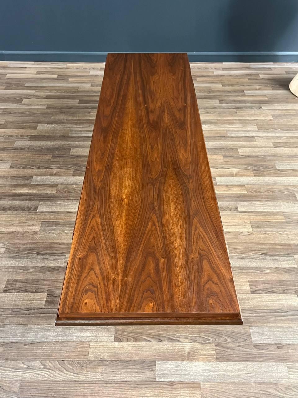 Table basse sculptée mi-siècle moderne, nouvellement rénovée en vente 1