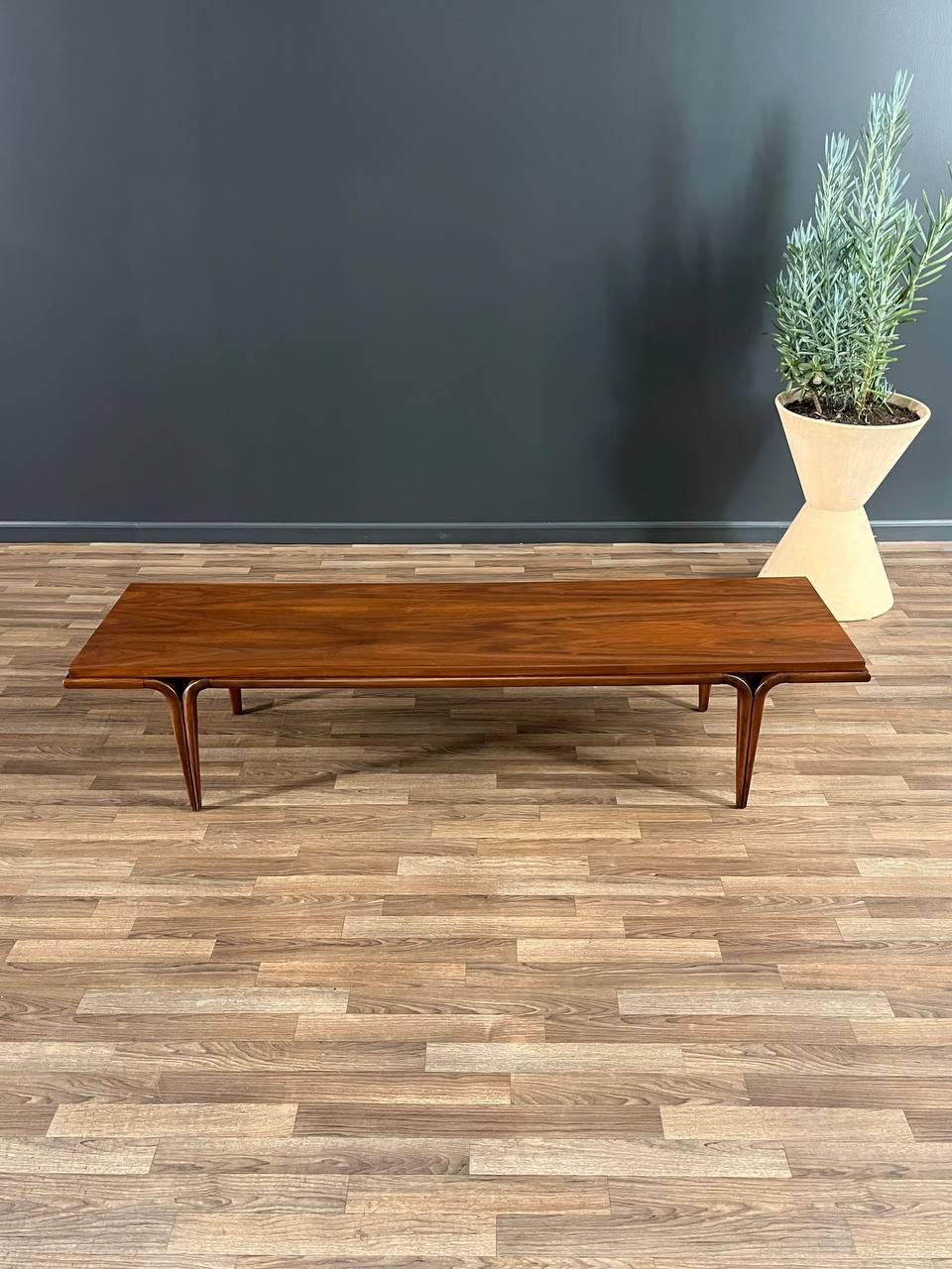 Table basse sculptée mi-siècle moderne, nouvellement rénovée en vente 2
