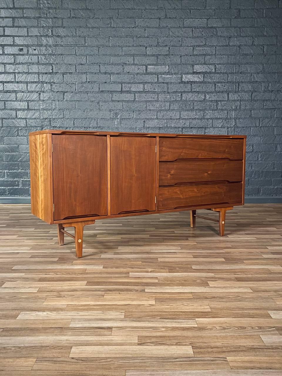 Condition: Expertly Refinished

With over 15 years of experience, our workshop has followed a careful process of restoration, showcasing our passion and creativity for vintage designs that can seamlessly be incorporated with many interior decors.