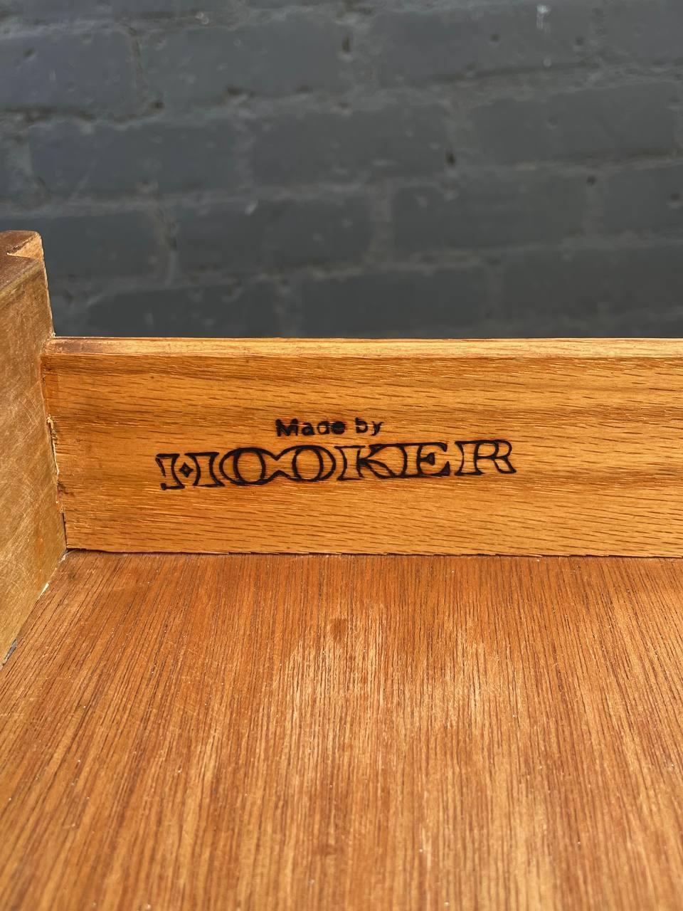 Neu lackiert – Mid-Century Modern-Schreibtisch aus geformtem Nussbaumholz von Hooker, modern lackiert im Angebot 3