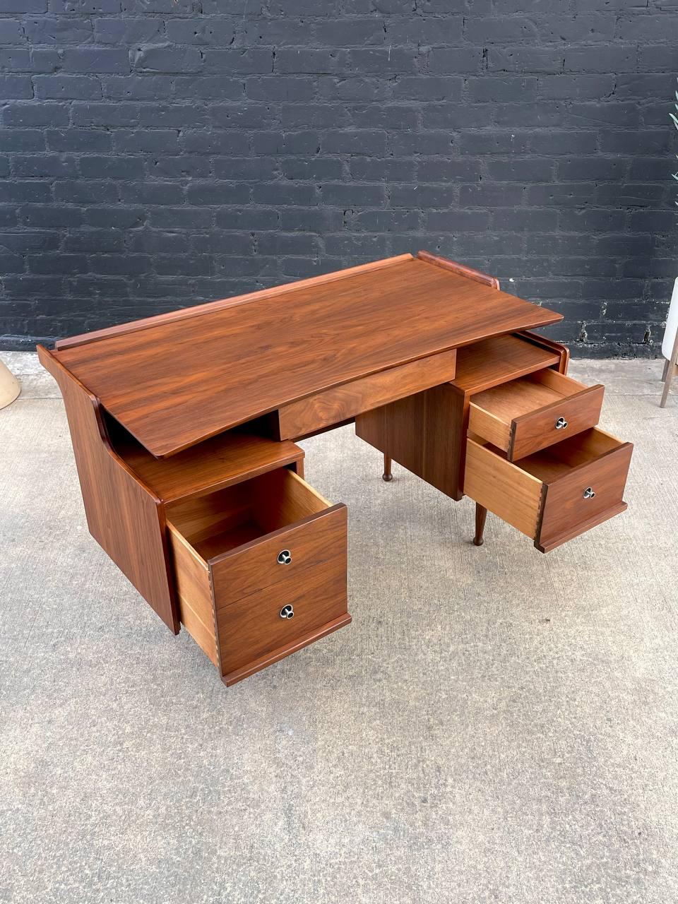 Newly Refinished - Mid-Century Modern Sculpted Walnut Desk by Hooker In Excellent Condition For Sale In Los Angeles, CA