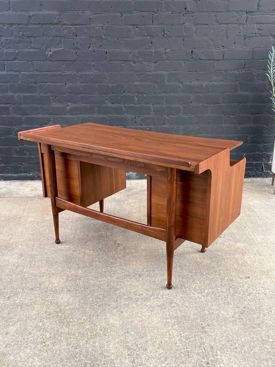 Neu lackiert – Mid-Century Modern-Schreibtisch aus geformtem Nussbaumholz von Hooker, modern lackiert (Mitte des 20. Jahrhunderts) im Angebot