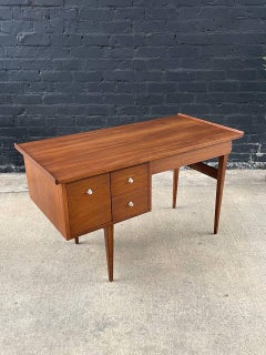 Neu lackiert – Mid-Century Modern-Schreibtisch aus Nussbaumholz mit Skulptur