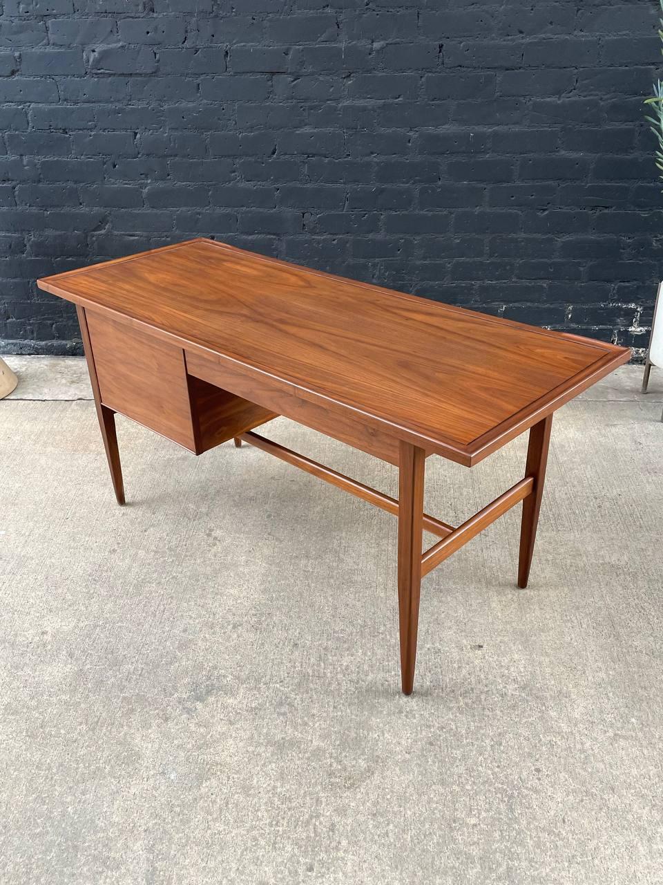Newly Refinished - Mid-Century Modern Sculpted Walnut Desk In Excellent Condition In Los Angeles, CA