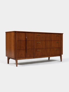 Comò in legno di noce scolpito di United Furniture, appena rifinito, moderno e di metà secolo.