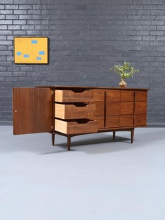 Neu überarbeitet- Mid Century Modern Geformte Nussbaum Kommode von United Furniture