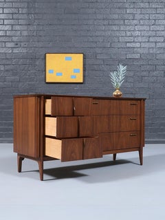 Vestiaire en noyer sculpté de style moderne du milieu du siècle par United Furniture
