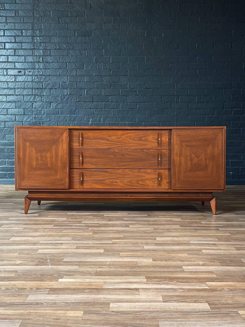 Recién acabada - Cómoda moderna de mediados de siglo de nogal esculpido en Excelente estado para la venta en Los Angeles, CA