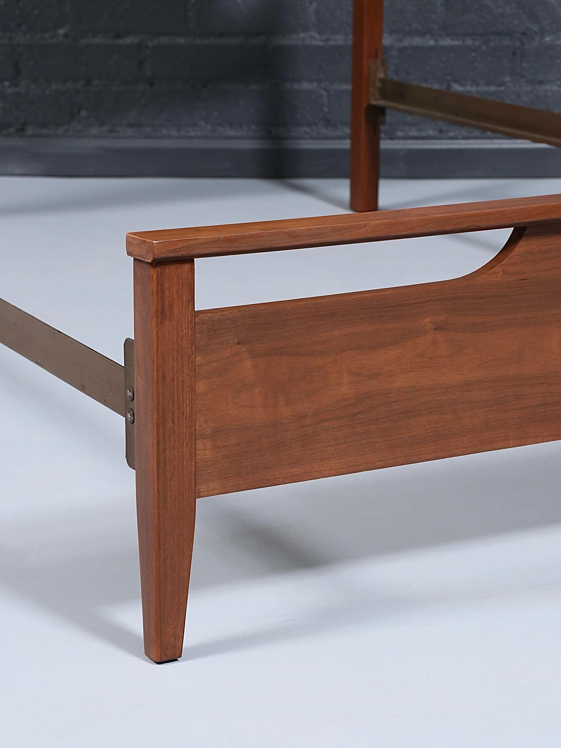 Nuova rifinitura - Struttura per letto matrimoniale in noce scolpito in stile Mid-Century Modern in vendita 3