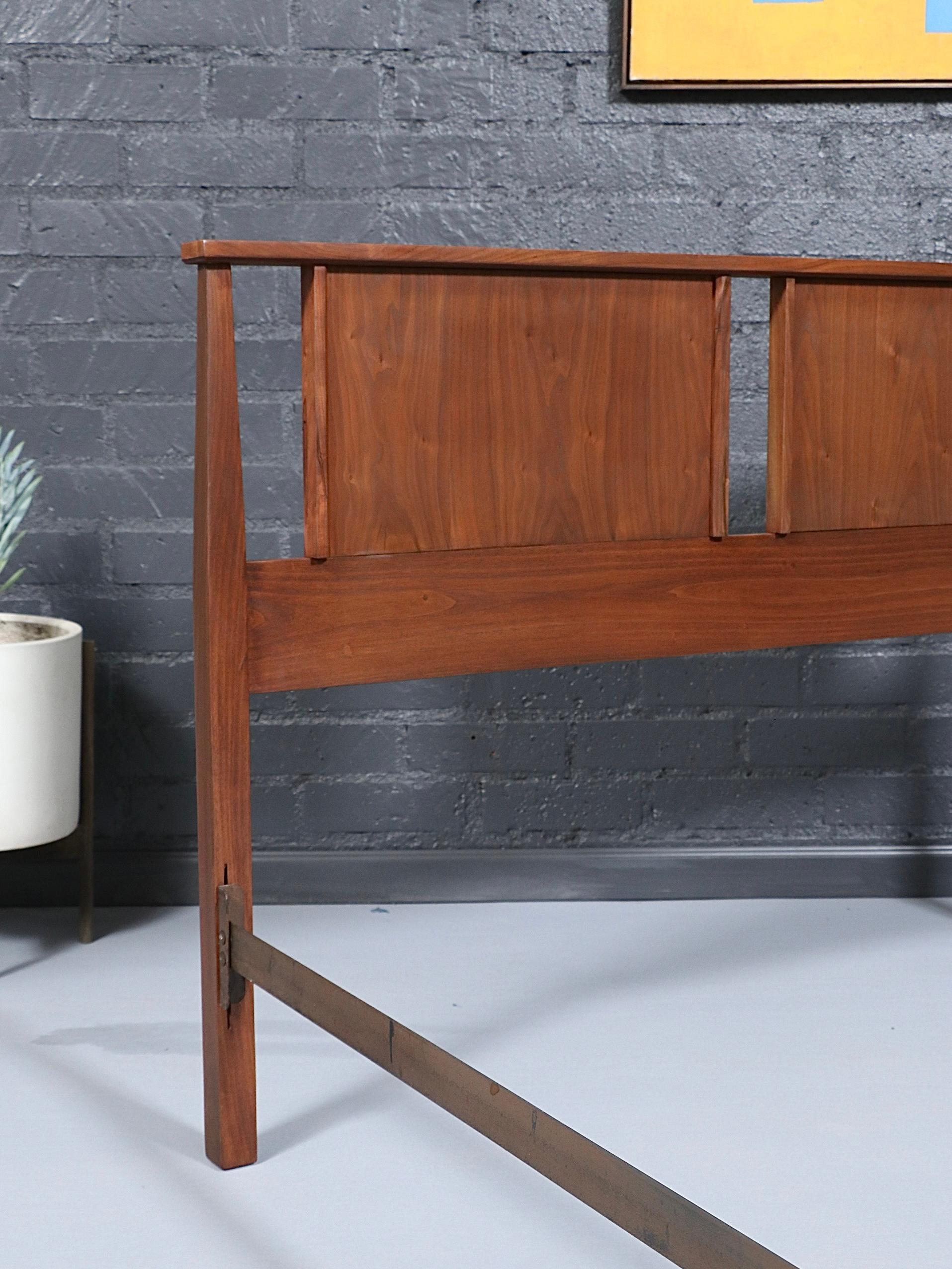 Nuova rifinitura - Struttura per letto matrimoniale in noce scolpito in stile Mid-Century Modern In condizioni ottime in vendita a Los Angeles, CA