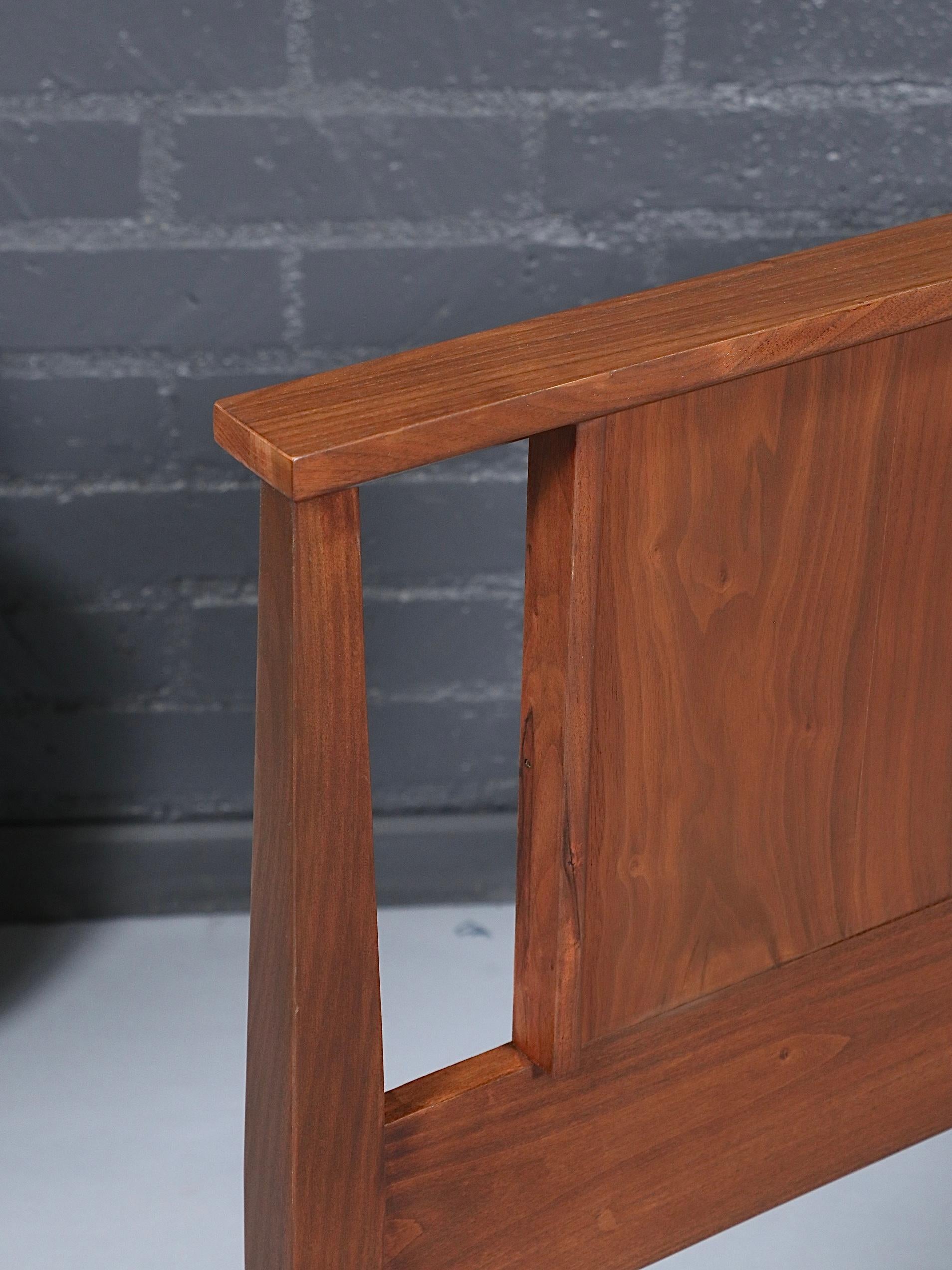 Metà XX secolo Nuova rifinitura - Struttura per letto matrimoniale in noce scolpito in stile Mid-Century Modern in vendita