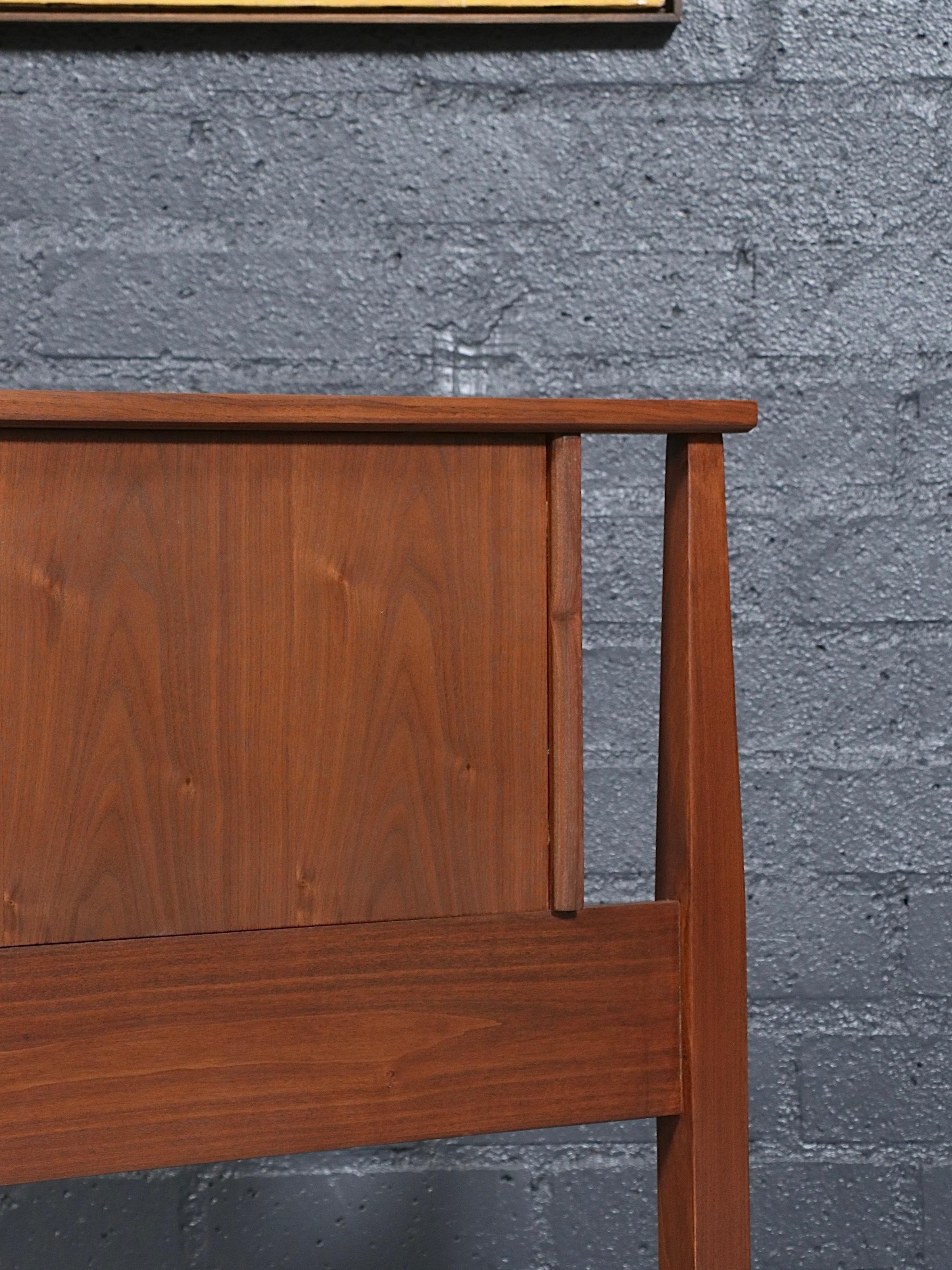 Noce Nuova rifinitura - Struttura per letto matrimoniale in noce scolpito in stile Mid-Century Modern in vendita