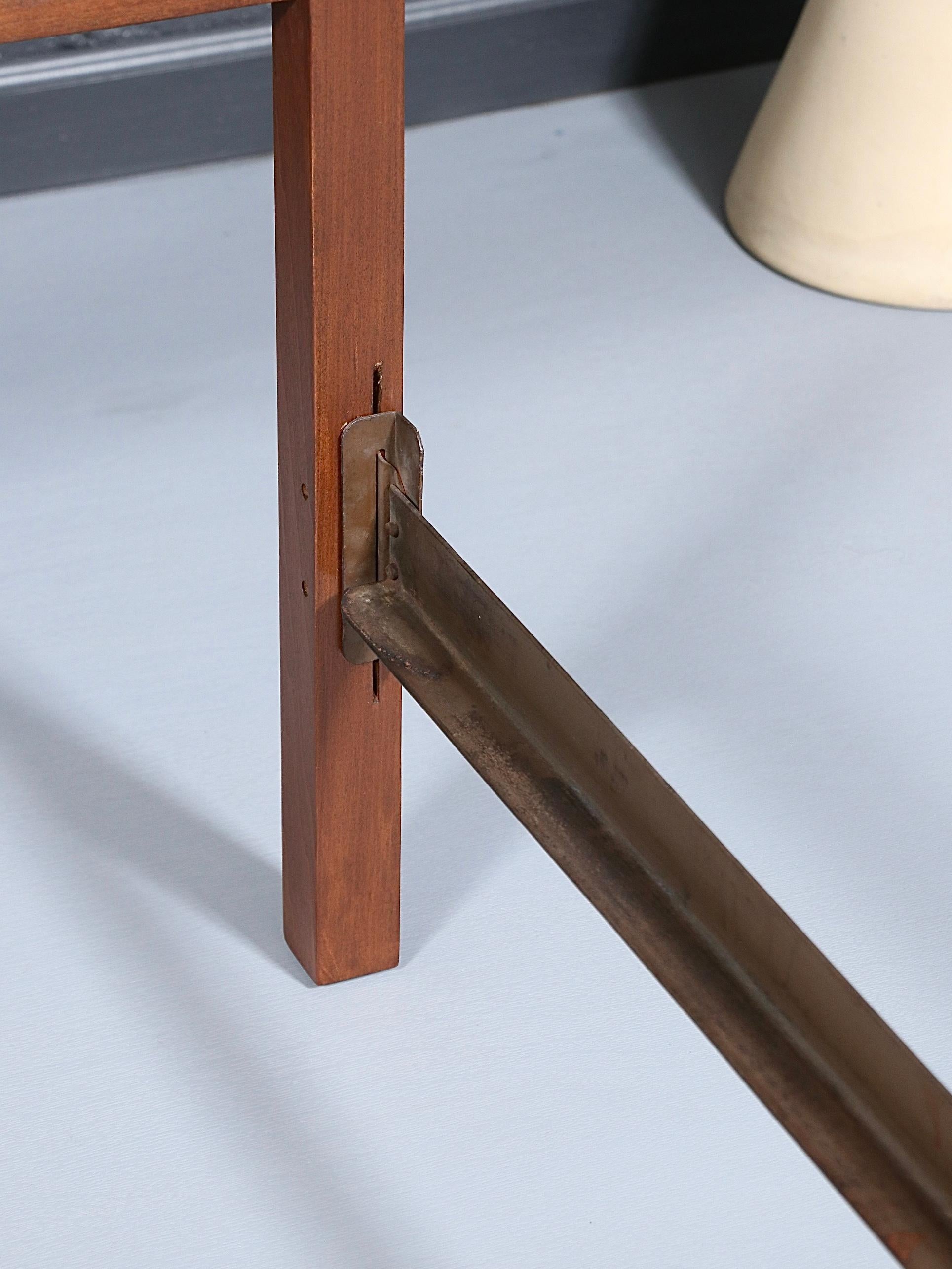 Nuova rifinitura - Struttura per letto matrimoniale in noce scolpito in stile Mid-Century Modern in vendita 1