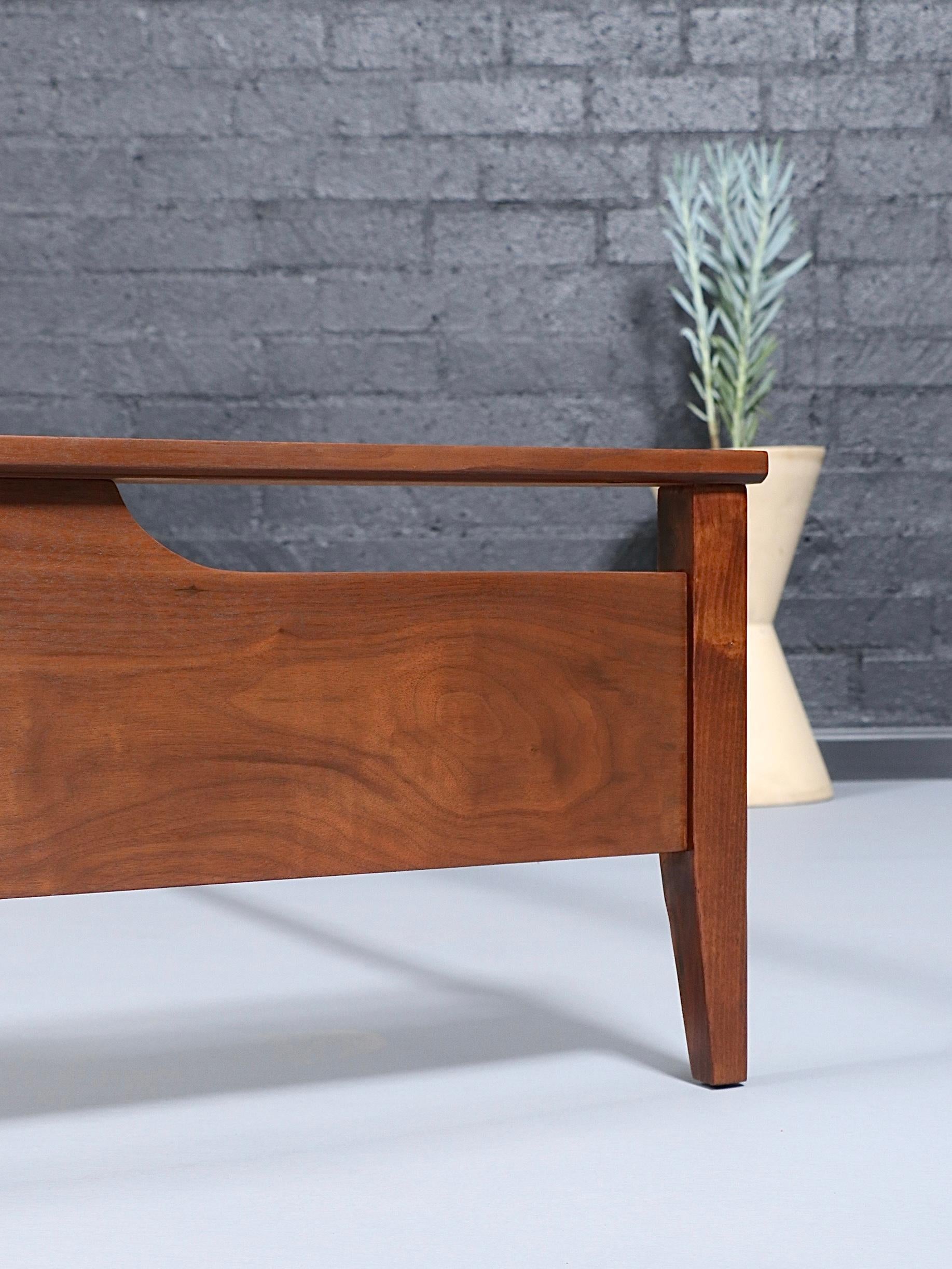 Nuova rifinitura - Struttura per letto matrimoniale in noce scolpito in stile Mid-Century Modern in vendita 2