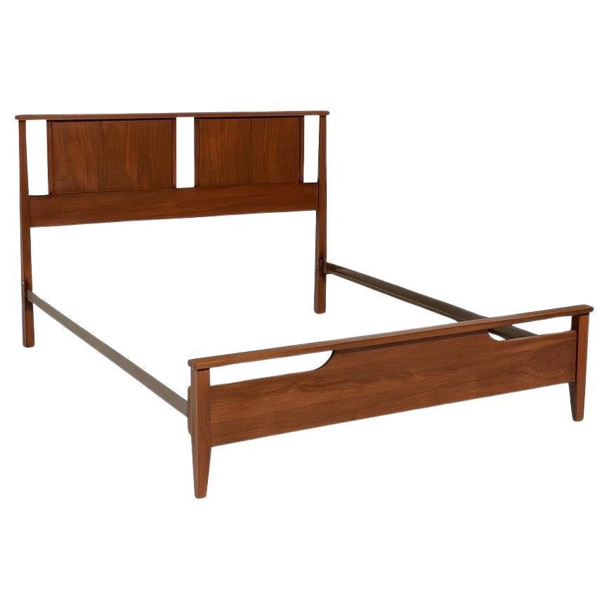 Nuova rifinitura - Struttura per letto matrimoniale in noce scolpito in stile Mid-Century Modern