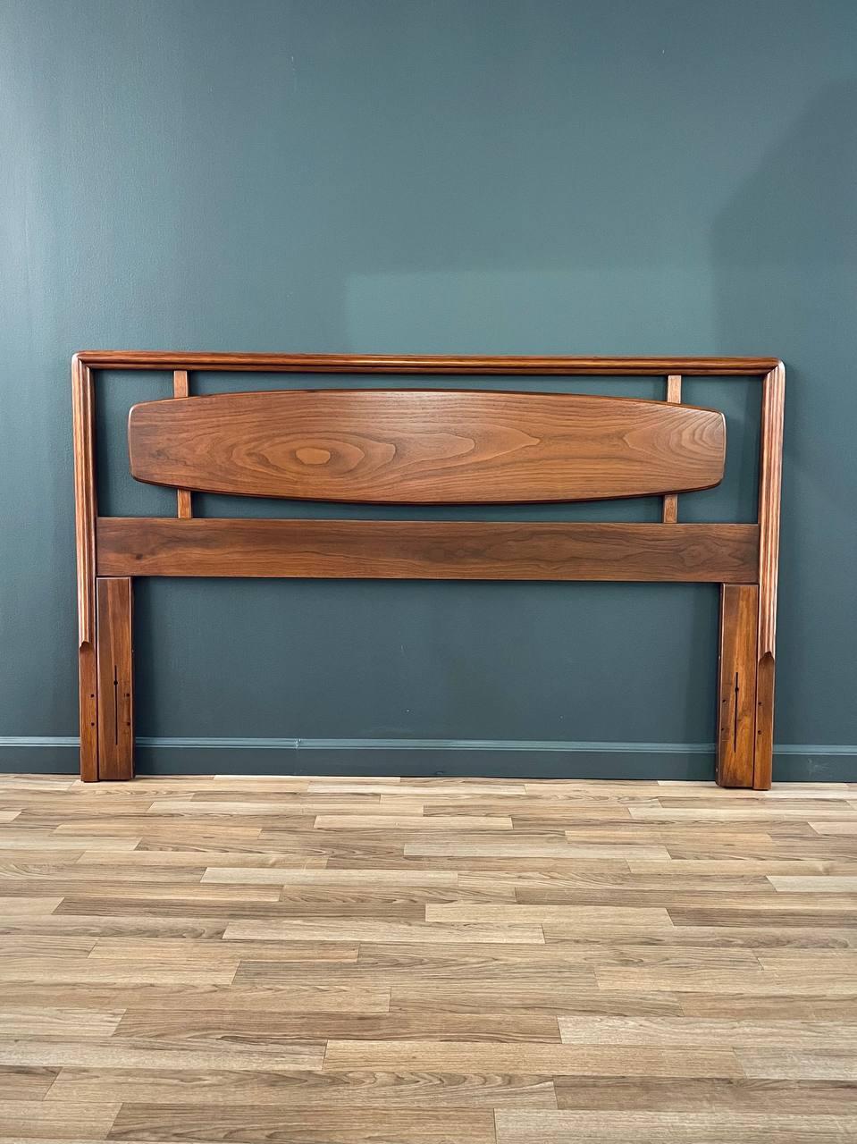 With over 15 years of experience, our workshop has followed a careful process of restoration, showcasing our passion and creativity for vintage designs that can seamlessly be incorporated with many interior decors. Enjoy! :)