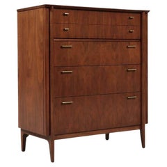 Nouvellement repeint - Buffet haut en noyer sculpté de style Modernity