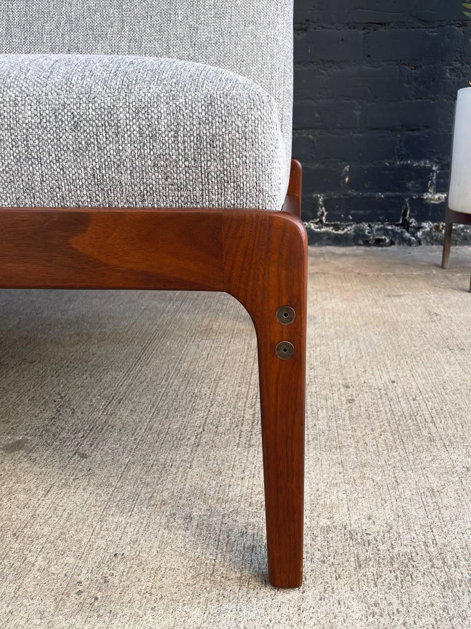 Recentemente rifinito - Divano in legno di noce scolpito e tessuto &New Tweed, stile metà secolo moderno in vendita 1