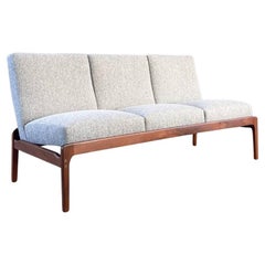 Neu lackiert – Mid-Century Modern-Sofa aus geformtem Nussbaumholz und neuem Tweed-Stoff, neu lackiert