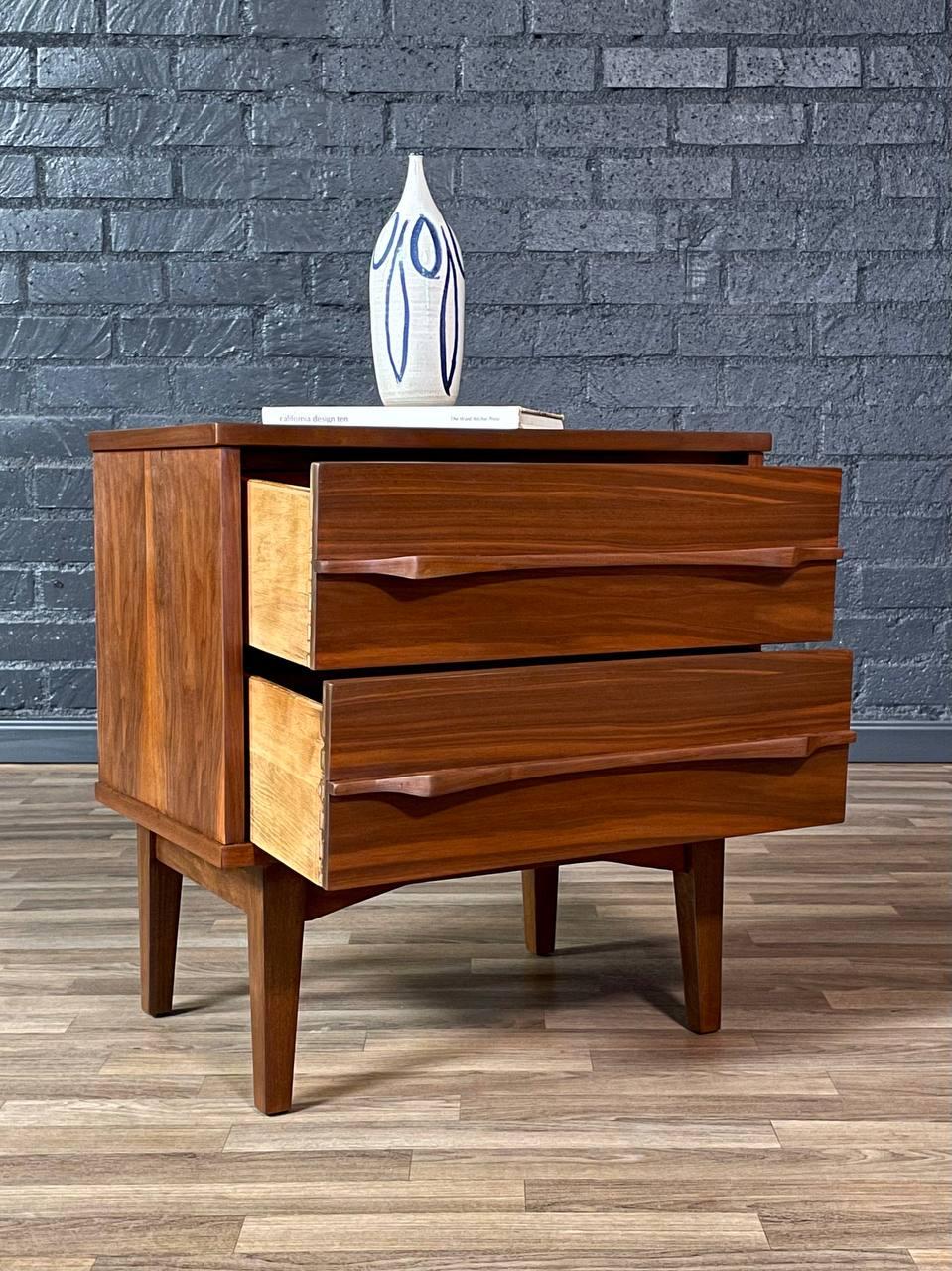 Mid-Century Modern Nouvellement repeinte - Table de nuit en noyer sculpté moderne du milieu du siècle en vente