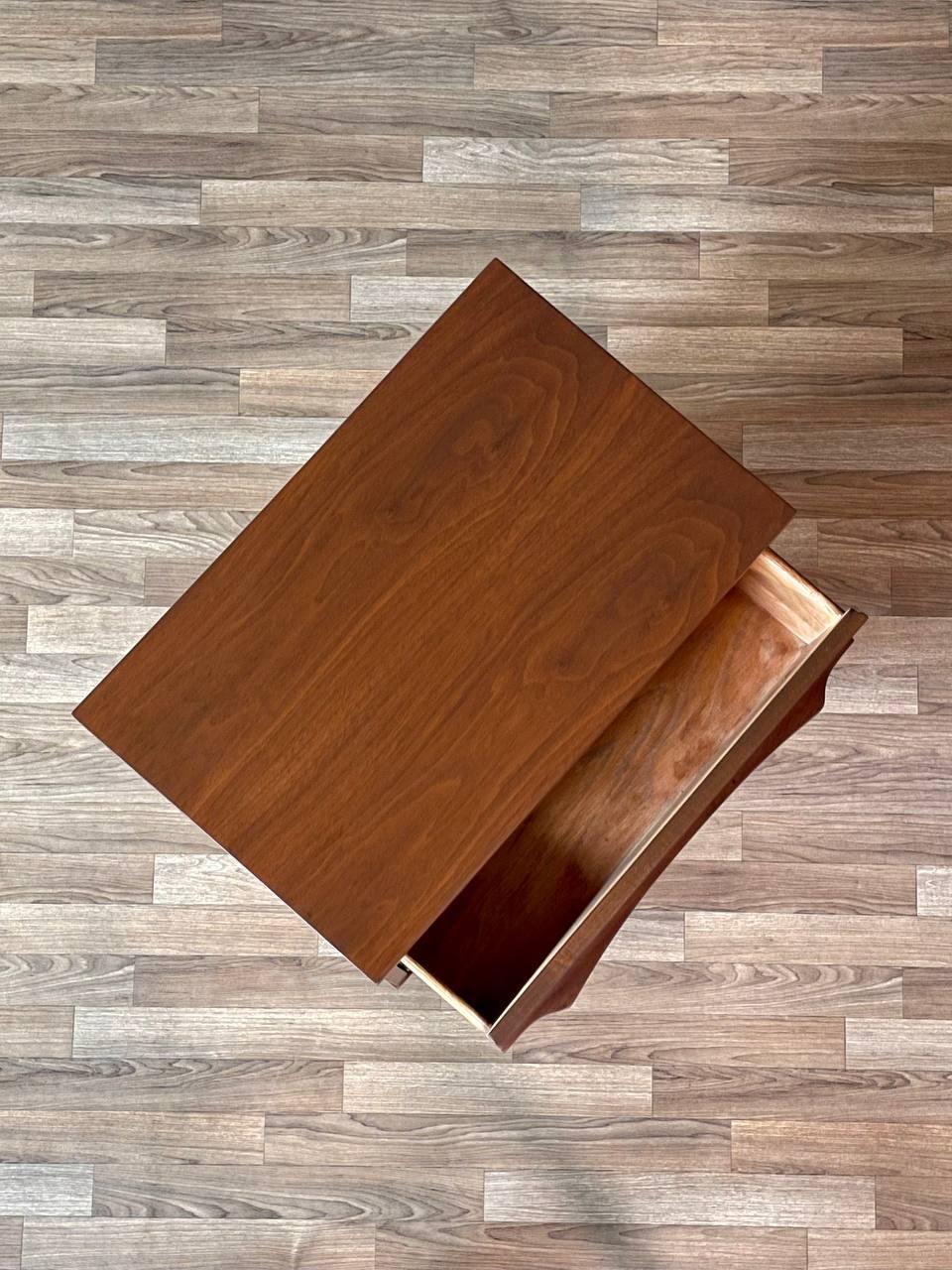 Milieu du XXe siècle Nouvellement repeinte - Table de nuit en noyer sculpté moderne du milieu du siècle en vente