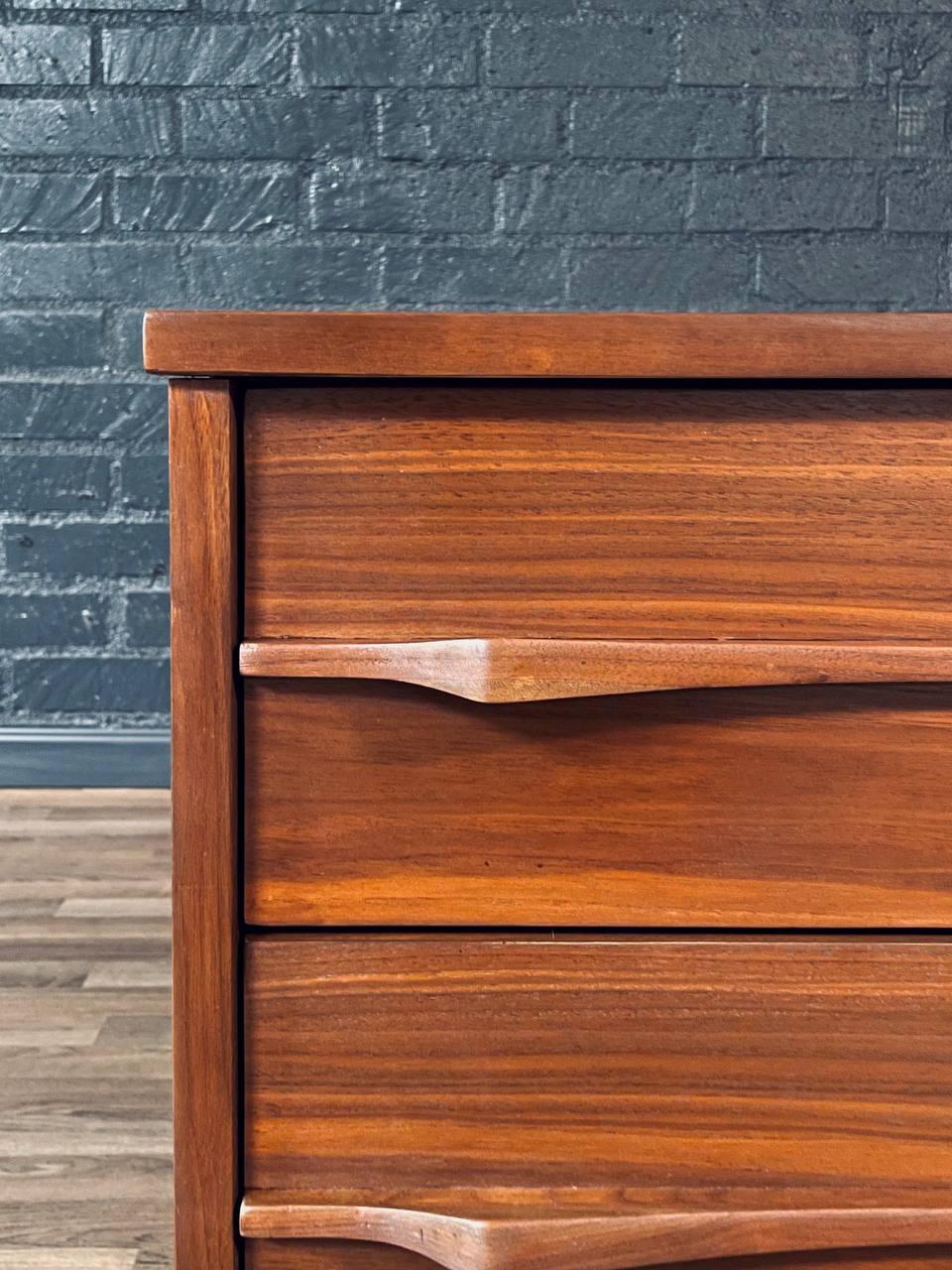 Laiton Nouvellement repeinte - Table de nuit en noyer sculpté moderne du milieu du siècle en vente