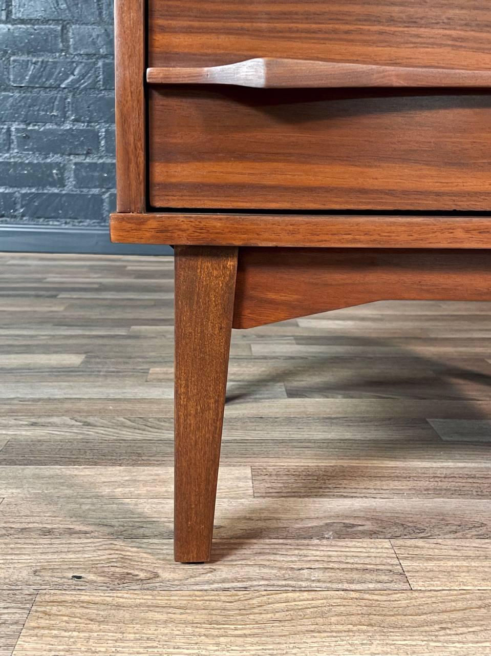 Nouvellement repeinte - Table de nuit en noyer sculpté moderne du milieu du siècle en vente 1