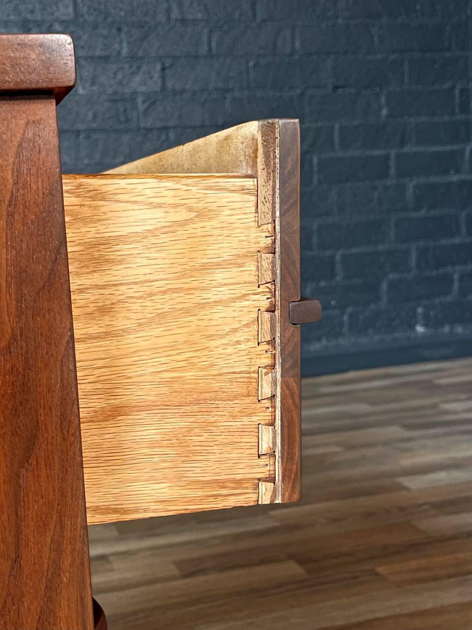 Nouvellement repeinte - Table de nuit en noyer sculpté moderne du milieu du siècle en vente 2