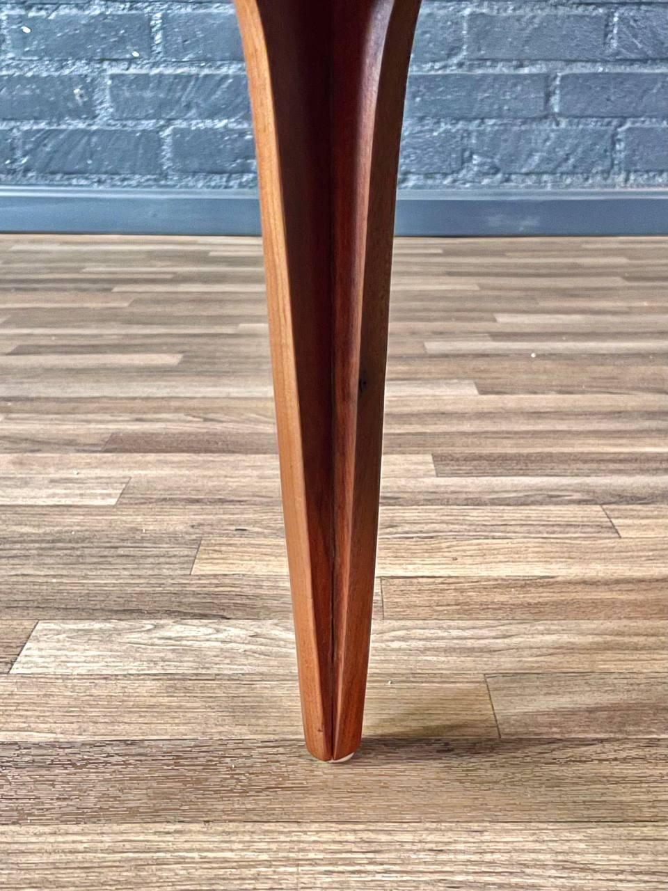 Table d'appoint en noyer sculpté moderne du milieu du siècle avec plateau en marbre. en vente 3