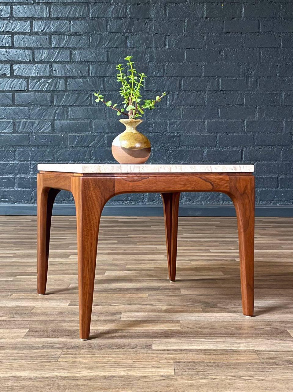 Mid-Century Modern Table d'appoint en noyer sculpté moderne du milieu du siècle avec plateau en marbre. en vente