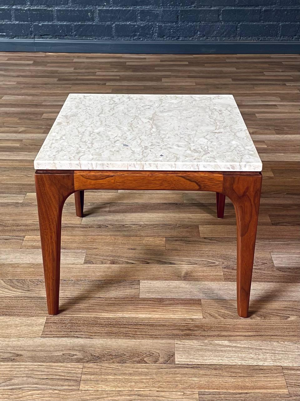 Américain Table d'appoint en noyer sculpté moderne du milieu du siècle avec plateau en marbre. en vente