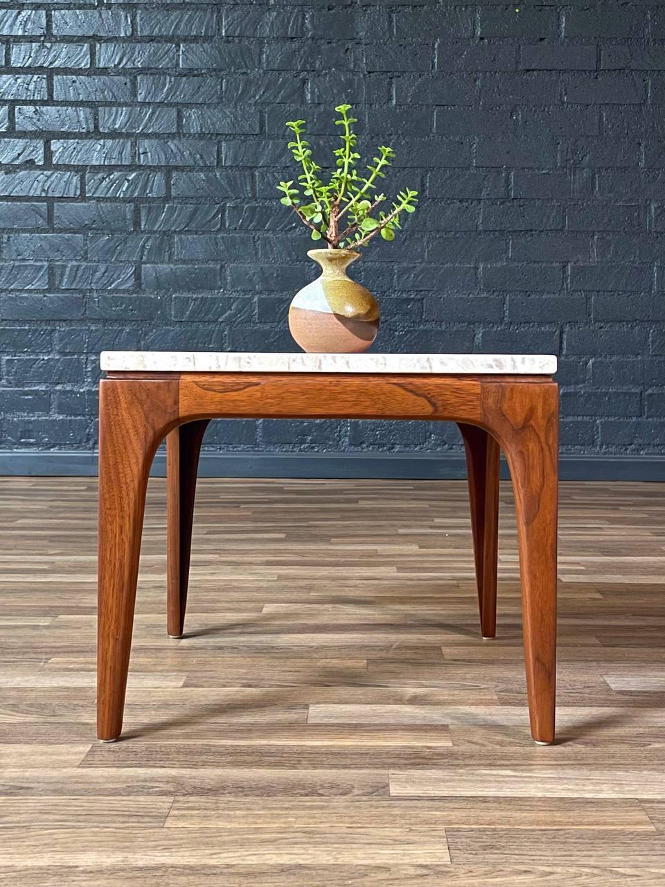 Table d'appoint en noyer sculpté moderne du milieu du siècle avec plateau en marbre. Excellent état - En vente à Los Angeles, CA